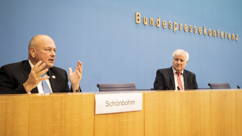 BSI-Präsident Schönbohm (l.) und Bundesinnenminister Seehofer bei der Bundespressekonferenz zum BSI-Lagebericht