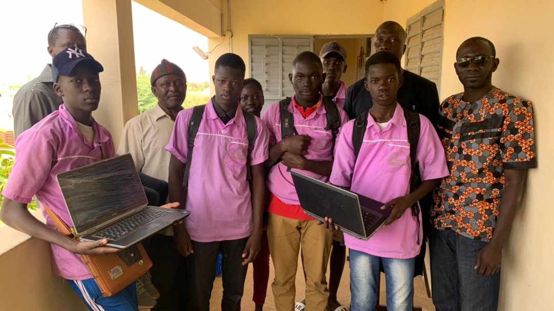 Retarus spendet Notebooks für Schüler im Senegal