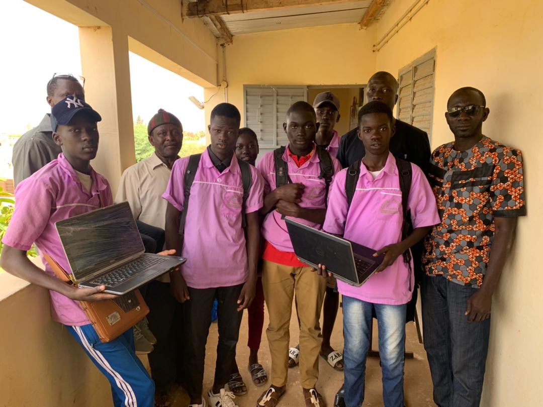 Retarus spendet Notebooks für Schüler im Senegal