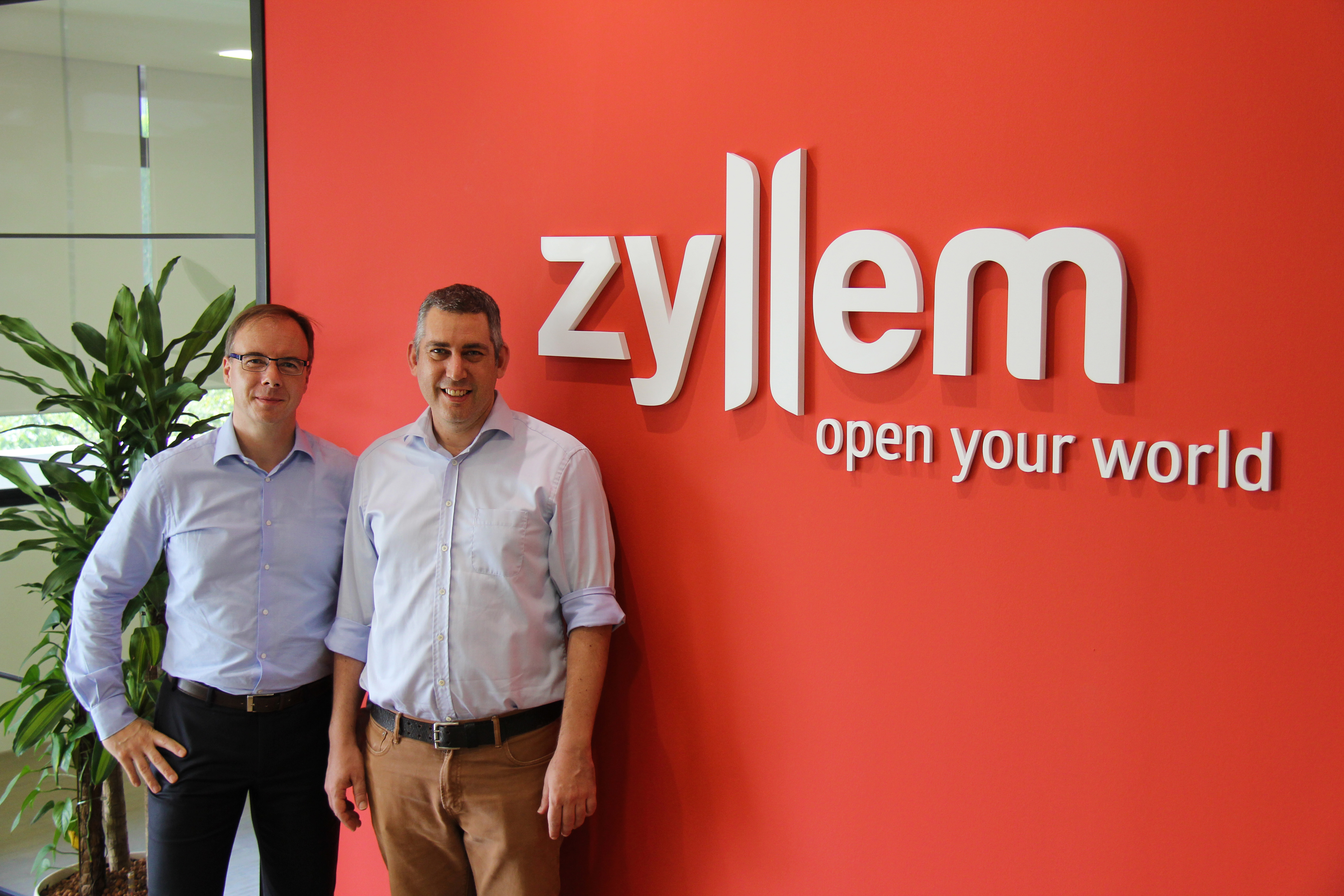 Oliver Prevrhal, Managing Director Retarus Asia, und Noam Berda, CEO & Co-Founder Zyllem